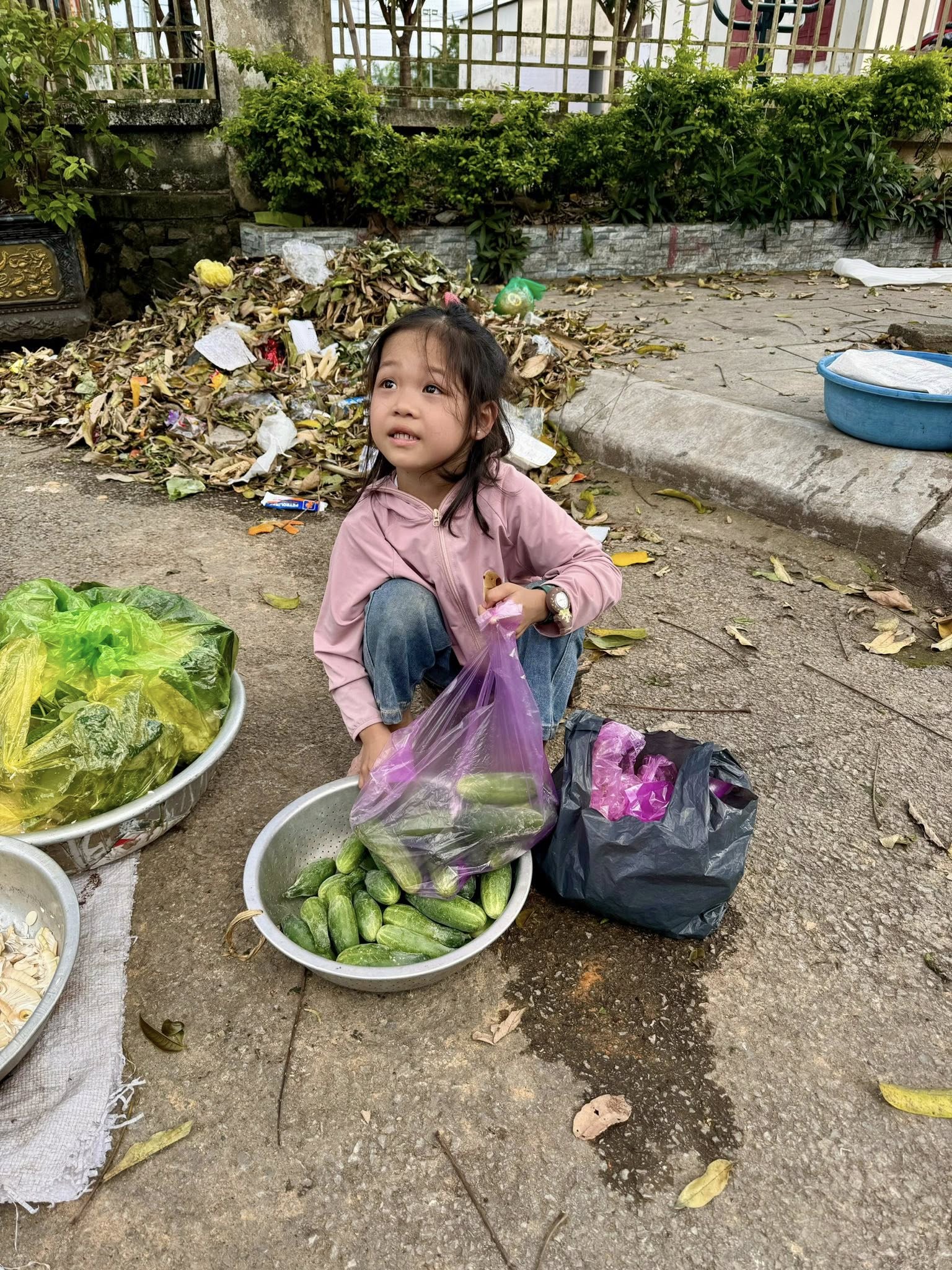 B&eacute; g&aacute;i mồ c&ocirc;i cha ngồi b&aacute;n rau ở đường khiến nhiều người x&uacute;c động: Diễn biến kh&ocirc;ng ngờ sau đ&oacute;- Ảnh 1.