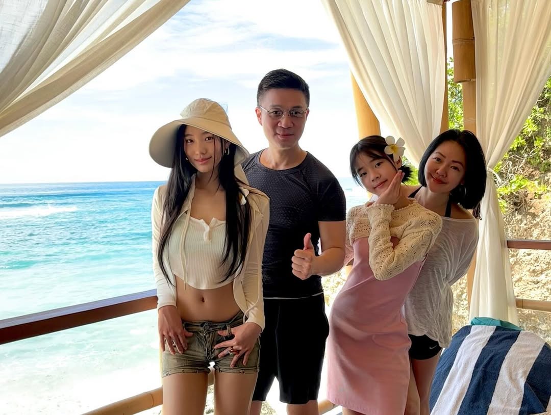 Con g&aacute;i của MC h&agrave;ng đầu showbiz l&uacute;c nhỏ bị ch&ecirc; k&eacute;m sắc, giờ lột x&aacute;c ngoạn mục khiến d&acirc;n mạng 