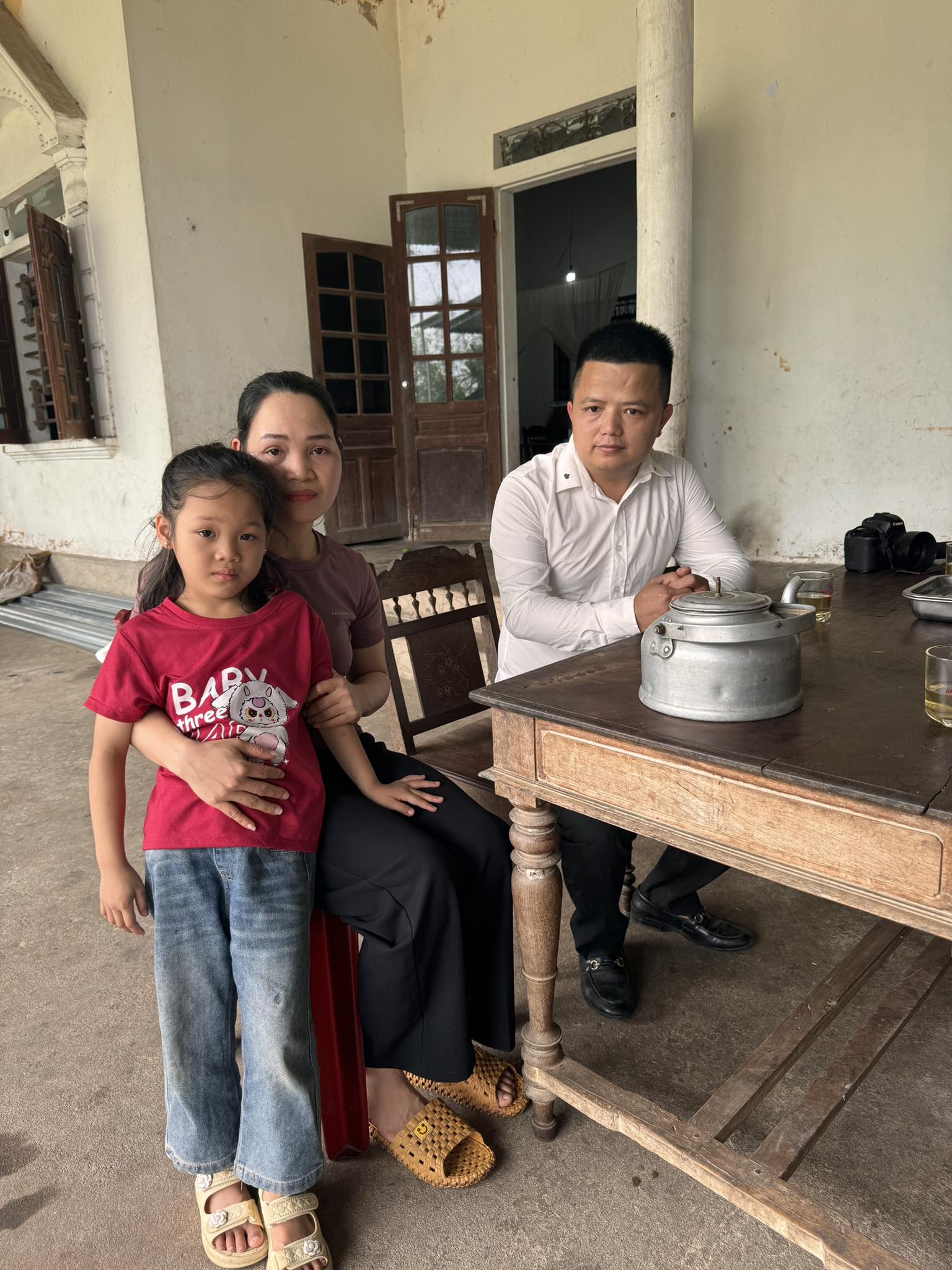 B&eacute; g&aacute;i mồ c&ocirc;i cha ngồi b&aacute;n rau ở đường khiến nhiều người x&uacute;c động: Diễn biến kh&ocirc;ng ngờ sau đ&oacute;- Ảnh 2.