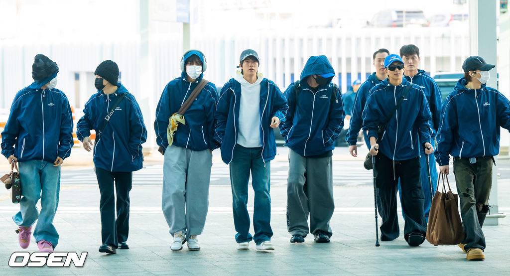 C&oacute; l&agrave; th&agrave;nh vi&ecirc;n đẹp nhất BTS th&igrave; cũng lộ khoảnh khắc mặc quần đ&ugrave;i với &aacute;o vest tr&ecirc;n s&oacute;ng livestream- Ảnh 2.