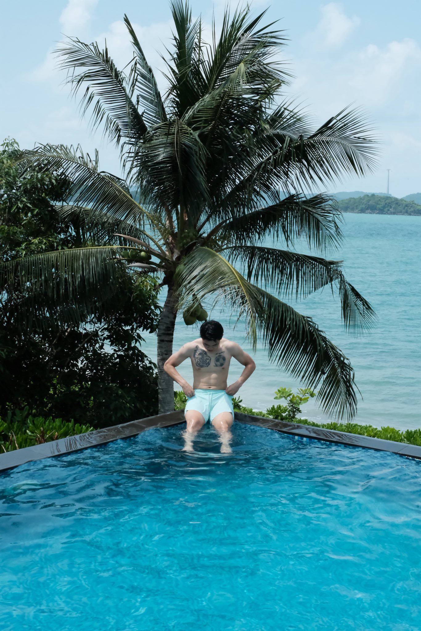 Đ&igrave;nh Bắc khoe body 6 m&uacute;i, đi đ&aacute; b&oacute;ng m&agrave; trắng ph&aacute;t s&aacute;ng- Ảnh 2.