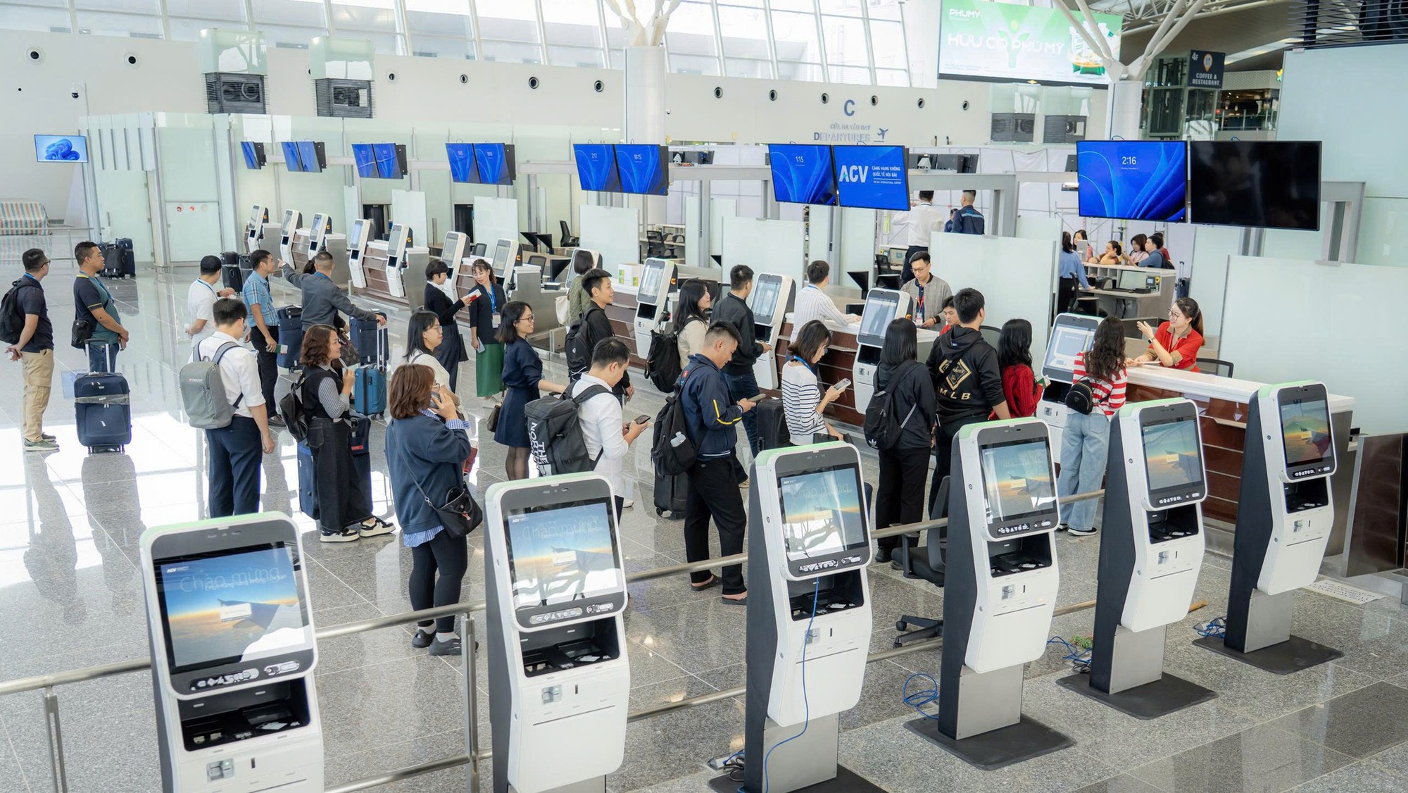 Người Việt mua v&eacute; m&aacute;y bay dịp lễ 30/4 - 1/5&nbsp; cần đặc biệt ch&uacute; &yacute;- Ảnh 1.