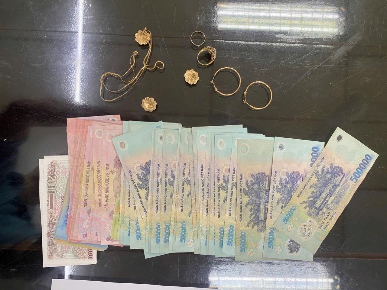 Ph&aacute;t hiện 78 tờ tiền c&oacute; mệnh gi&aacute; từ 2.000 - 500.000 đồng trong chiếc t&uacute;i bỏ qu&ecirc;n tr&ecirc;n chuyến t&agrave;u Bắc - Nam- Ảnh 1.