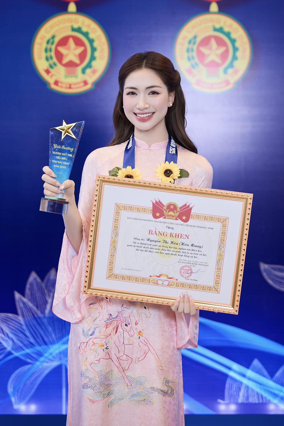 Hoà Minzy công bố tin vui, còn gọi tên Đại uý Thăng Văn Cương để nói 1 câu- Ảnh 4. Hoà Minzy công bố tin vui, còn gọi tên Đại uý Thăng Văn Cương để nói 1 câu- Ảnh 4.