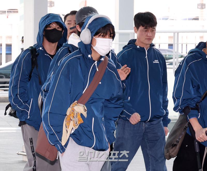 C&oacute; l&agrave; th&agrave;nh vi&ecirc;n đẹp nhất BTS th&igrave; cũng lộ khoảnh khắc mặc quần đ&ugrave;i với &aacute;o vest tr&ecirc;n s&oacute;ng livestream- Ảnh 3.