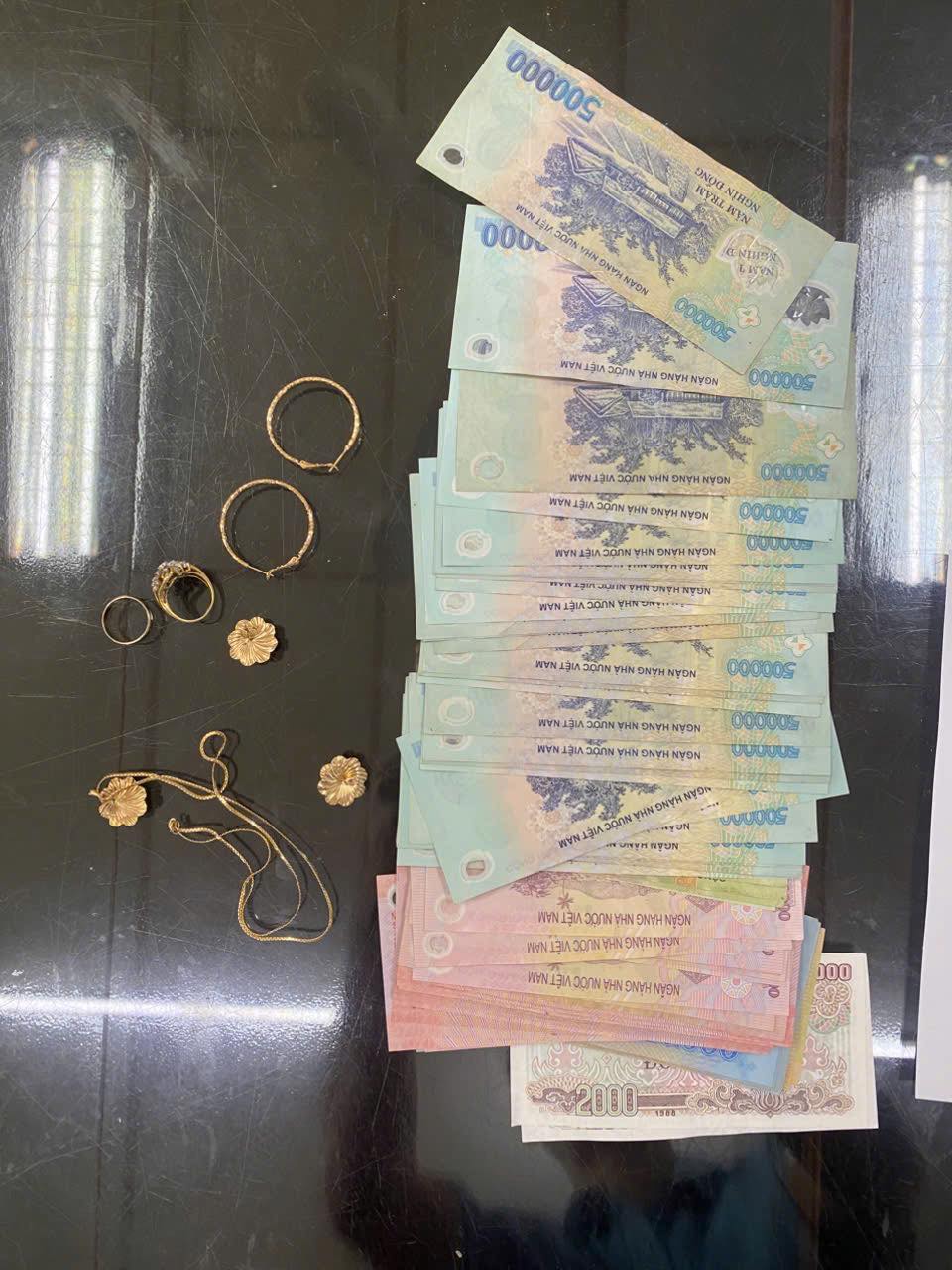 Ph&aacute;t hiện 78 tờ tiền c&oacute; mệnh gi&aacute; từ 2.000 - 500.000 đồng trong chiếc t&uacute;i bỏ qu&ecirc;n tr&ecirc;n chuyến t&agrave;u Bắc - Nam- Ảnh 4.