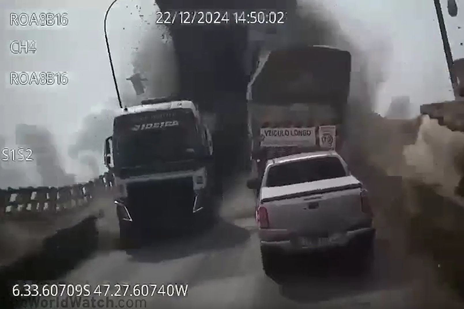 C&ocirc;ng bố video vụ sập cầu kinh ho&agrave;ng khiến 14 người tử vong, 3 người mất t&iacute;ch, h&agrave;ng loạt phương tiện rơi xuống s&ocirc;ng- Ảnh 1.