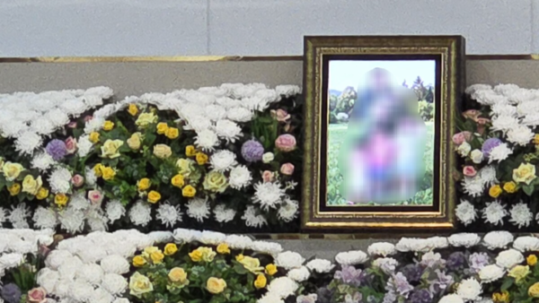 Vụ 5 cha con tự tử vì nghèo đói rúng động Hàn Quốc: Xót xa chiếc bình sữa đặt trước di ảnh 4 đứa trẻ- Ảnh 1. Vụ 5 cha con tự tử vì nghèo đói rúng động Hàn Quốc: Xót xa chiếc bình sữa đặt trước di ảnh 4 đứa trẻ- Ảnh 1.