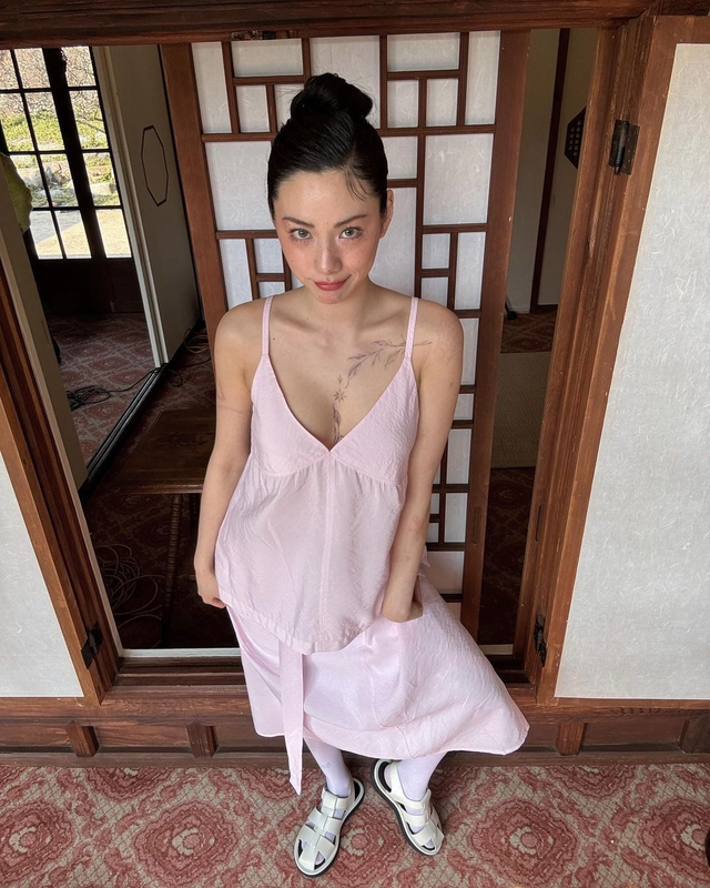 Diễn vi&ecirc;n đ&oacute;ng thế đẹp nhất H&agrave;n Quốc: Visual muốn nhắm mắt y&ecirc;u lu&ocirc;n, style đời thường s&agrave;nh điệu th&ocirc;i nh&eacute;- Ảnh 13.