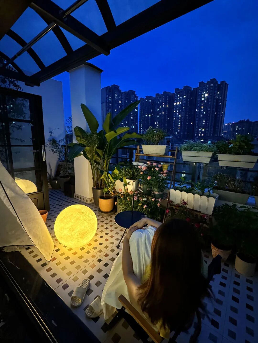 C&oacute; n&ecirc;n mua căn hộ c&oacute; s&acirc;n thượng? Người từng sống ở đ&acirc;y n&oacute;i thẳng: L&atilde;ng mạn th&igrave; &iacute;t, đ&aacute;nh đổi th&igrave; nhiều- Ảnh 2.