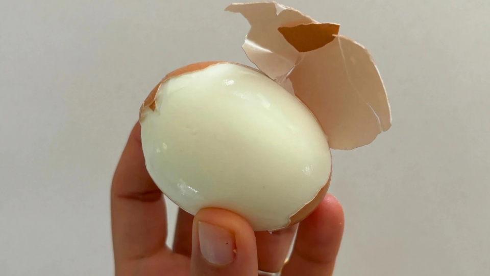 Mẹo luộc trứng gi&uacute;p b&oacute;c vỏ trong t&iacute;ch tắc- Ảnh 2.
