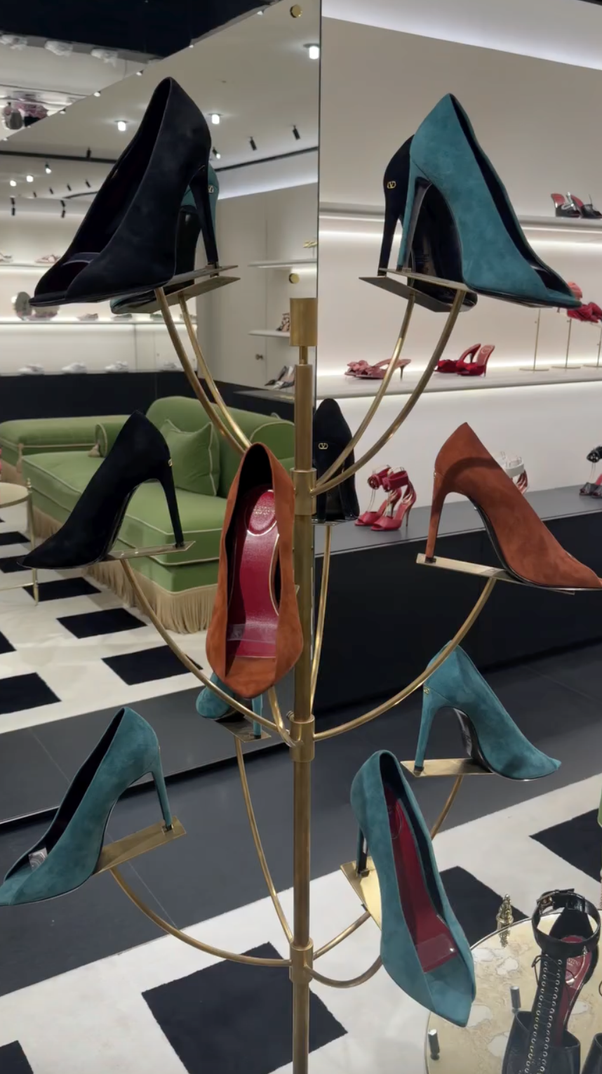 Gi&agrave;y "m&oacute;ng ngựa" của Valentino: 27 triệu đồng cho một thứ khiến ch&acirc;n bạn vừa to vừa kh&ocirc;ng thẩm mỹ c&oacute; xứng đ&aacute;ng?- Ảnh 12.