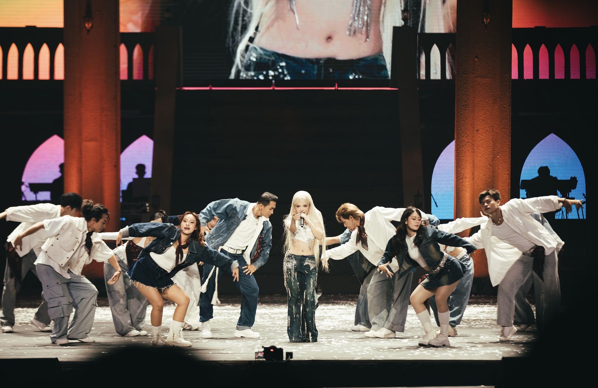 Giữa Một Vạn Tour của Ph&ugrave;ng Kh&aacute;nh Linh: Nhỏ m&agrave; c&oacute; v&otilde;- Ảnh 10.