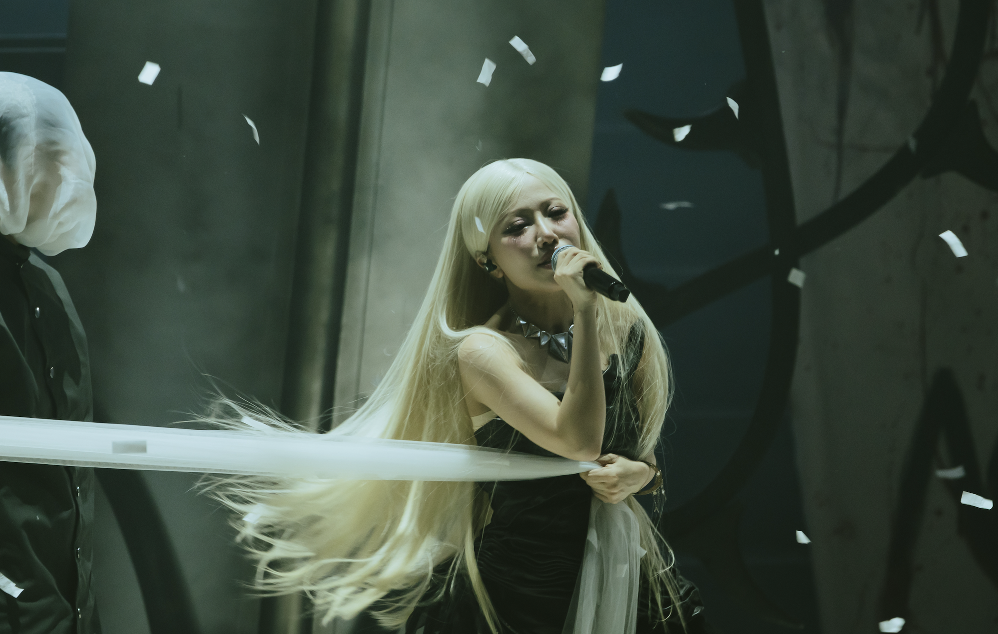 Giữa Một Vạn Tour của Ph&ugrave;ng Kh&aacute;nh Linh: Nhỏ m&agrave; c&oacute; v&otilde;- Ảnh 7.