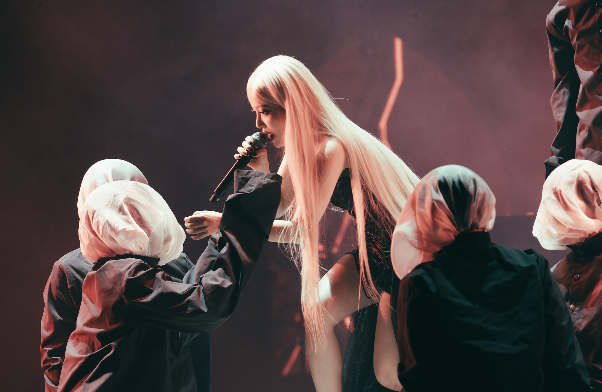 Giữa Một Vạn Tour của Ph&ugrave;ng Kh&aacute;nh Linh: Nhỏ m&agrave; c&oacute; v&otilde;- Ảnh 6.