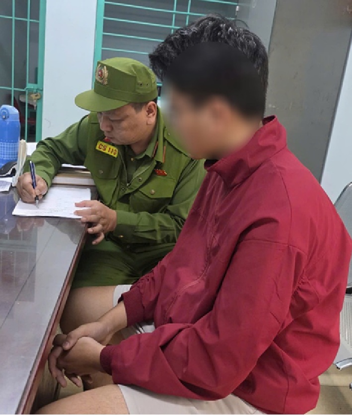 Danh t&iacute;nh nam thanh ni&ecirc;n quay l&eacute;n tại nh&agrave; vệ sinh nữ ở H&agrave; Nội- Ảnh 1.