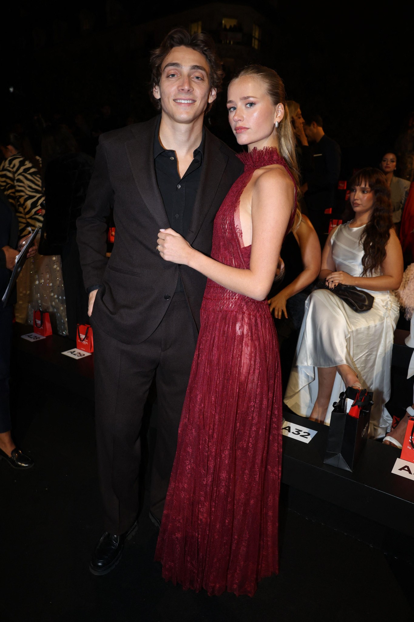 Hồi hộp hơn cả chung kết Olympic: "Vua nhảy s&agrave;o" Mondo Duplantis cầu h&ocirc;n bạn g&aacute;i bằng nhẫn kim cương "khủng"- Ảnh 2.