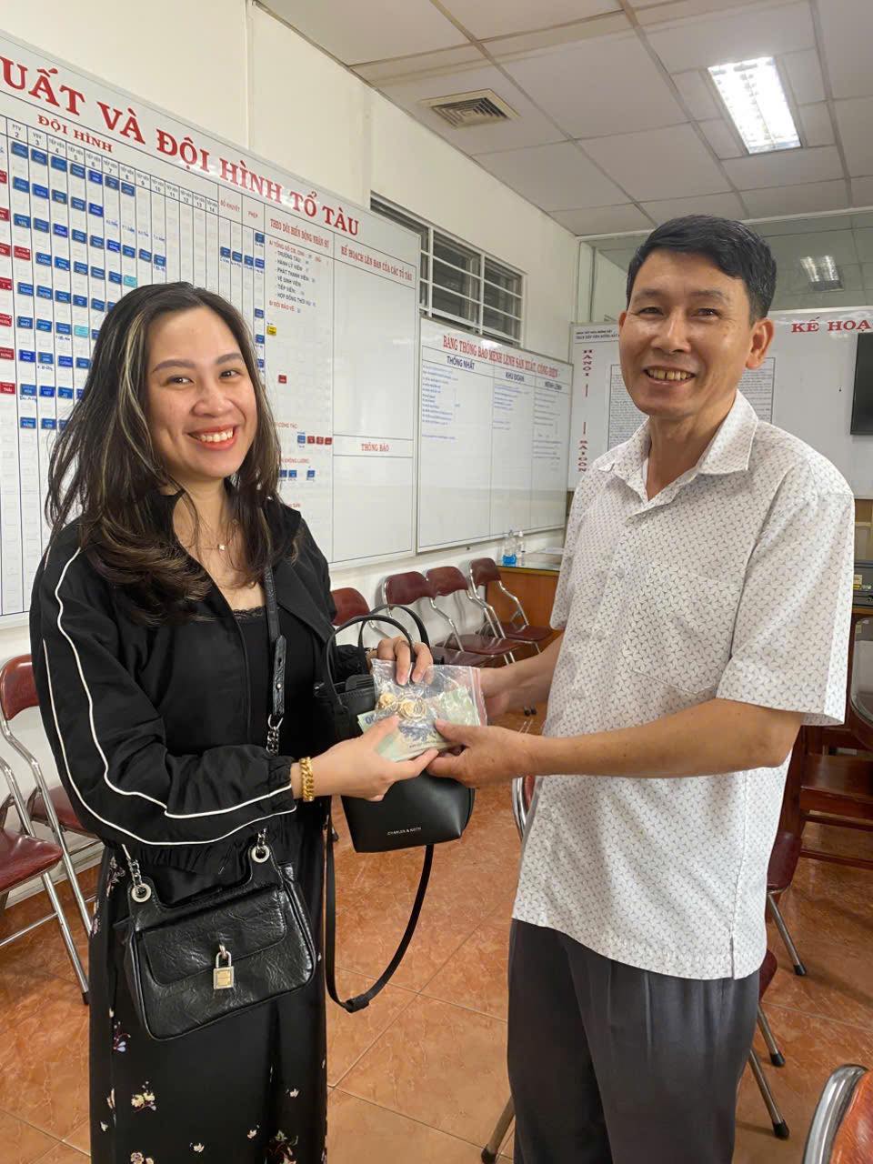 Ph&aacute;t hiện 78 tờ tiền c&oacute; mệnh gi&aacute; từ 2.000 - 500.000 đồng trong chiếc t&uacute;i bỏ qu&ecirc;n tr&ecirc;n chuyến t&agrave;u Bắc - Nam- Ảnh 2.