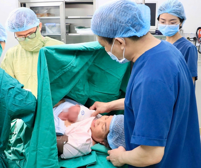 Hy hữu sản phụ hạ sinh con ở tuổi 60- Ảnh 1.