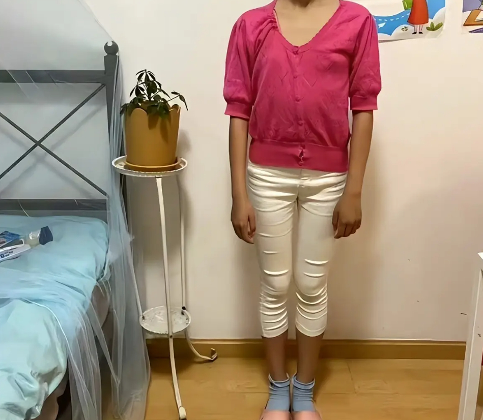 Chiếc quần khiến một b&agrave; mẹ bị ch&ecirc; cười: Cho con g&aacute;i mặc như n&agrave;y, kh&aacute;c n&agrave;o "tạo điều kiện" để con bị bắt nạt!- Ảnh 1.