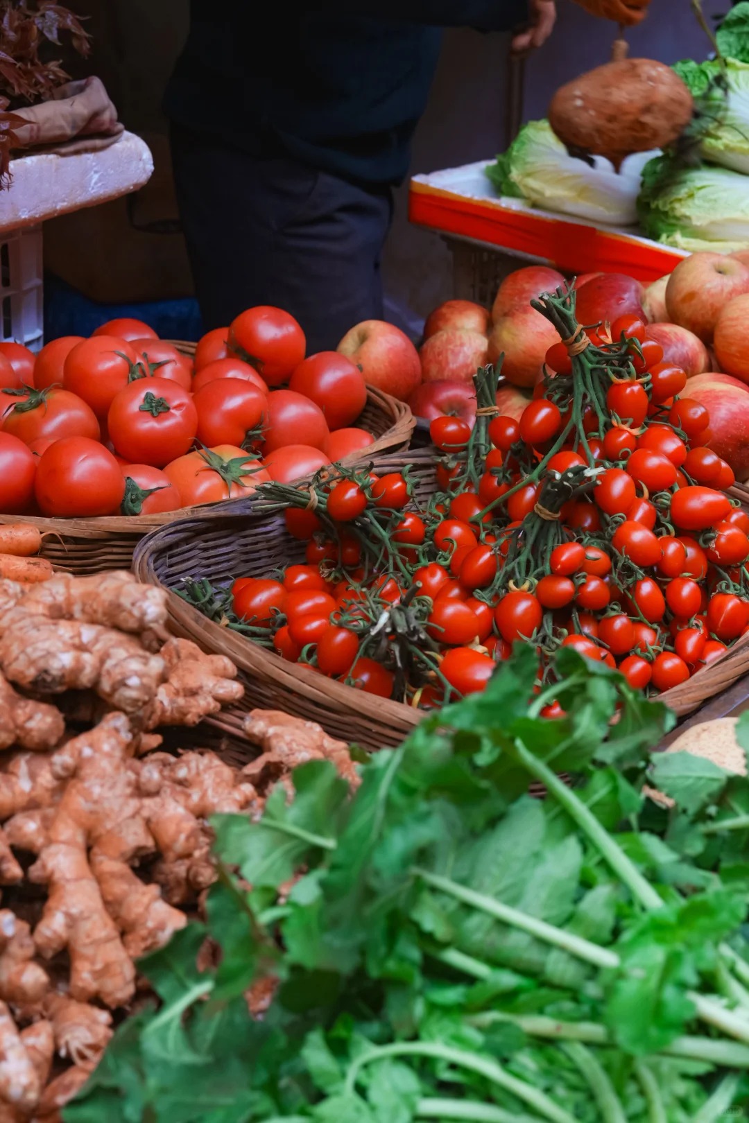 Đi chợ n&ocirc;ng sản đ&acirc;u chỉ mua rau, ấy l&agrave; cuộc "đổi ch&aacute;c" lấy sinh kh&iacute; mộc mạc, đủ sức chữa l&agrave;nh vạn bộn bề- Ảnh 3.