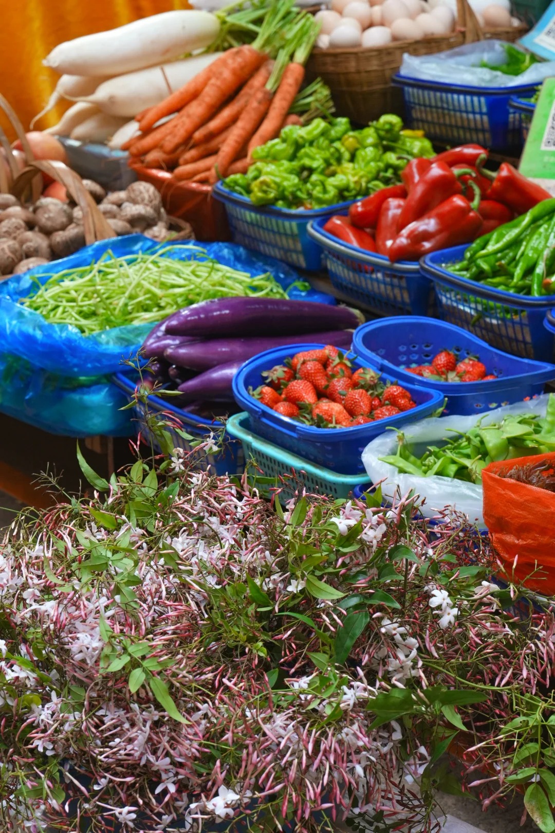 Đi chợ n&ocirc;ng sản đ&acirc;u chỉ mua rau, ấy l&agrave; cuộc "đổi ch&aacute;c" lấy sinh kh&iacute; mộc mạc, đủ sức chữa l&agrave;nh vạn bộn bề- Ảnh 2.