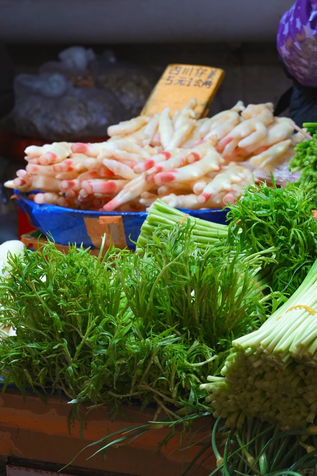 Đi chợ n&ocirc;ng sản đ&acirc;u chỉ mua rau, ấy l&agrave; cuộc "đổi ch&aacute;c" lấy sinh kh&iacute; mộc mạc, đủ sức chữa l&agrave;nh vạn bộn bề- Ảnh 11.