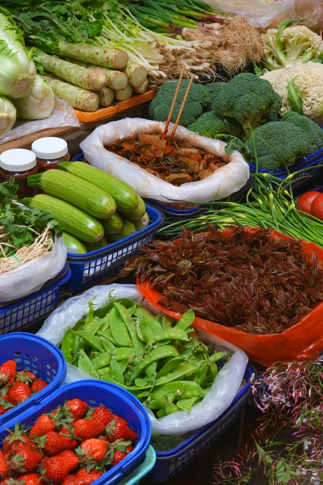 Đi chợ n&ocirc;ng sản đ&acirc;u chỉ mua rau, ấy l&agrave; cuộc "đổi ch&aacute;c" lấy sinh kh&iacute; mộc mạc, đủ sức chữa l&agrave;nh vạn bộn bề- Ảnh 13.