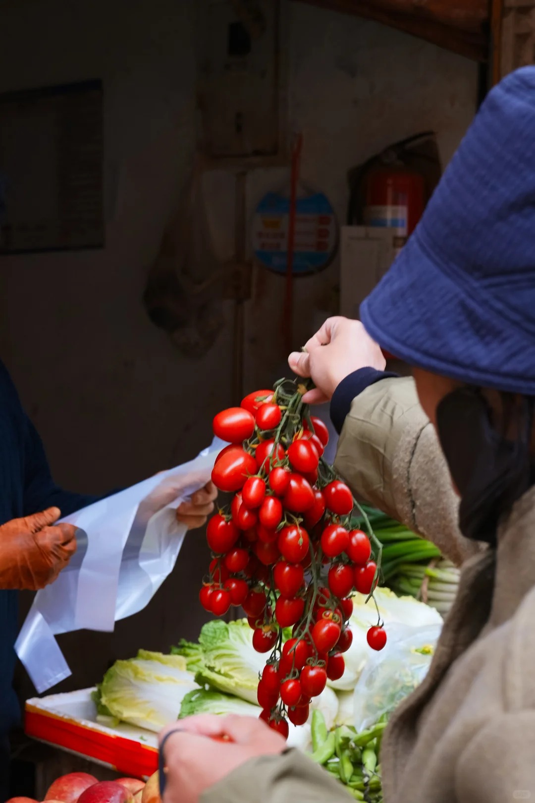 Đi chợ n&ocirc;ng sản đ&acirc;u chỉ mua rau, ấy l&agrave; cuộc "đổi ch&aacute;c" lấy sinh kh&iacute; mộc mạc, đủ sức chữa l&agrave;nh vạn bộn bề- Ảnh 4.