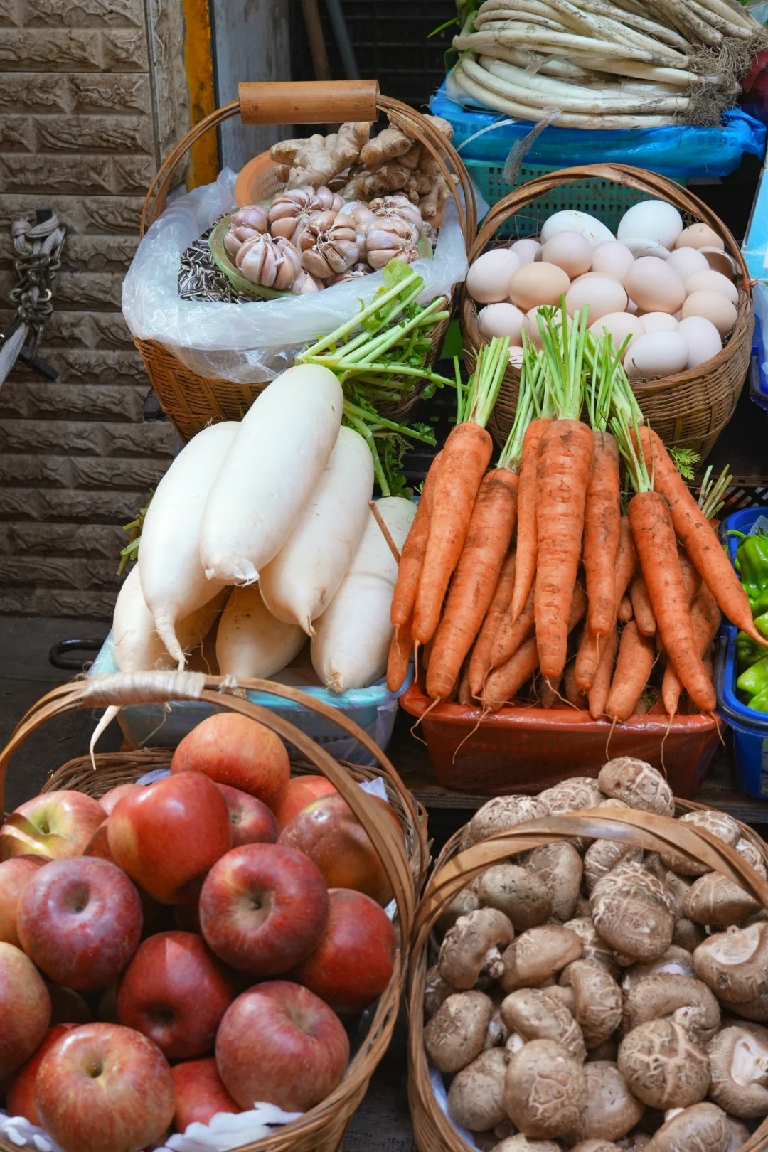 Đi chợ n&ocirc;ng sản đ&acirc;u chỉ mua rau, ấy l&agrave; cuộc "đổi ch&aacute;c" lấy sinh kh&iacute; mộc mạc, đủ sức chữa l&agrave;nh vạn bộn bề- Ảnh 7.