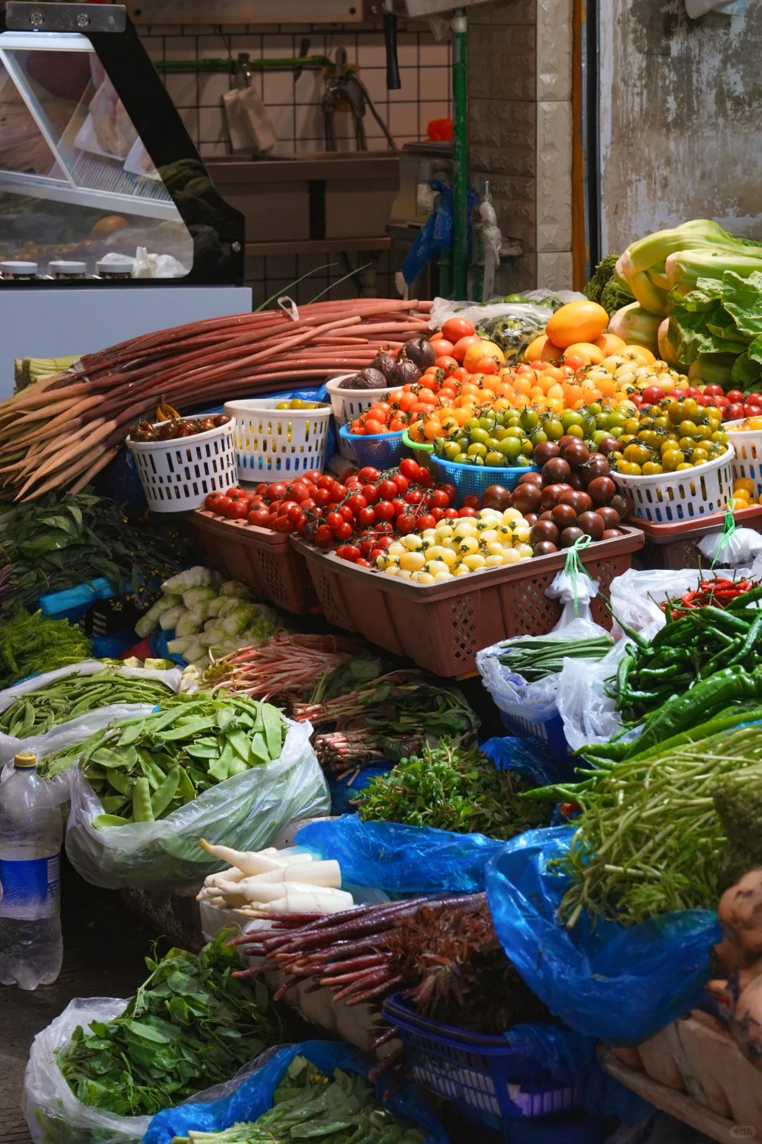 Đi chợ n&ocirc;ng sản đ&acirc;u chỉ mua rau, ấy l&agrave; cuộc "đổi ch&aacute;c" lấy sinh kh&iacute; mộc mạc, đủ sức chữa l&agrave;nh vạn bộn bề- Ảnh 9.