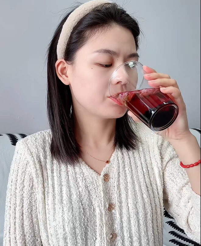 T&ocirc;i duy tr&igrave; 4 loại nước d&acirc;u tằm v&agrave; nhận ra da s&aacute;ng l&ecirc;n theo c&aacute;ch rất tự nhi&ecirc;n- Ảnh 5.