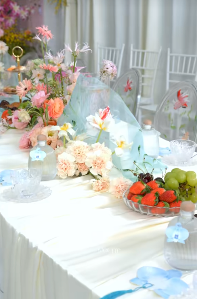 Đ&aacute;m cưới của cặp đ&ocirc;i S&oacute;c Trăng đẹp kh&aacute; tinh tế với t&ocirc;ng pastel giữa dinh thự xa hoa, từng chi tiết đều được vẽ bằng tay- Ảnh 10.