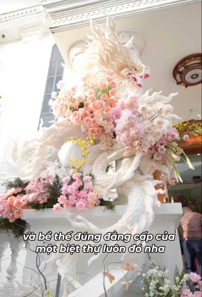 Đ&aacute;m cưới của cặp đ&ocirc;i S&oacute;c Trăng đẹp kh&aacute; tinh tế với t&ocirc;ng pastel giữa dinh thự xa hoa, từng chi tiết đều được vẽ bằng tay- Ảnh 17.