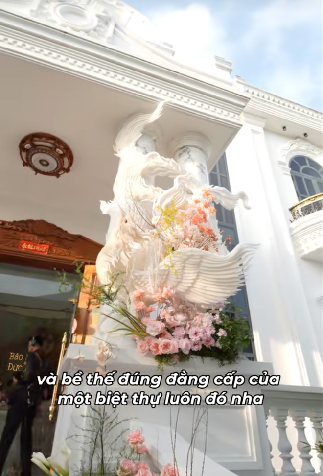 Đ&aacute;m cưới của cặp đ&ocirc;i S&oacute;c Trăng đẹp kh&aacute; tinh tế với t&ocirc;ng pastel giữa dinh thự xa hoa, từng chi tiết đều được vẽ bằng tay- Ảnh 16.