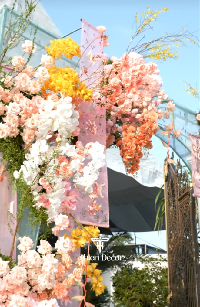 Đ&aacute;m cưới của cặp đ&ocirc;i S&oacute;c Trăng đẹp kh&aacute; tinh tế với t&ocirc;ng pastel giữa dinh thự xa hoa, từng chi tiết đều được vẽ bằng tay- Ảnh 20.