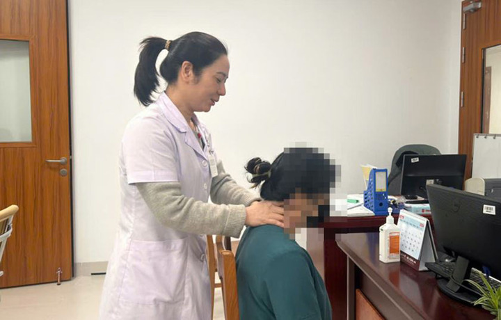 C&uacute;i đầu lướt smartphone, cột sống cổ đang phải 'c&otilde;ng' vật nặng 27kg- Ảnh 1.