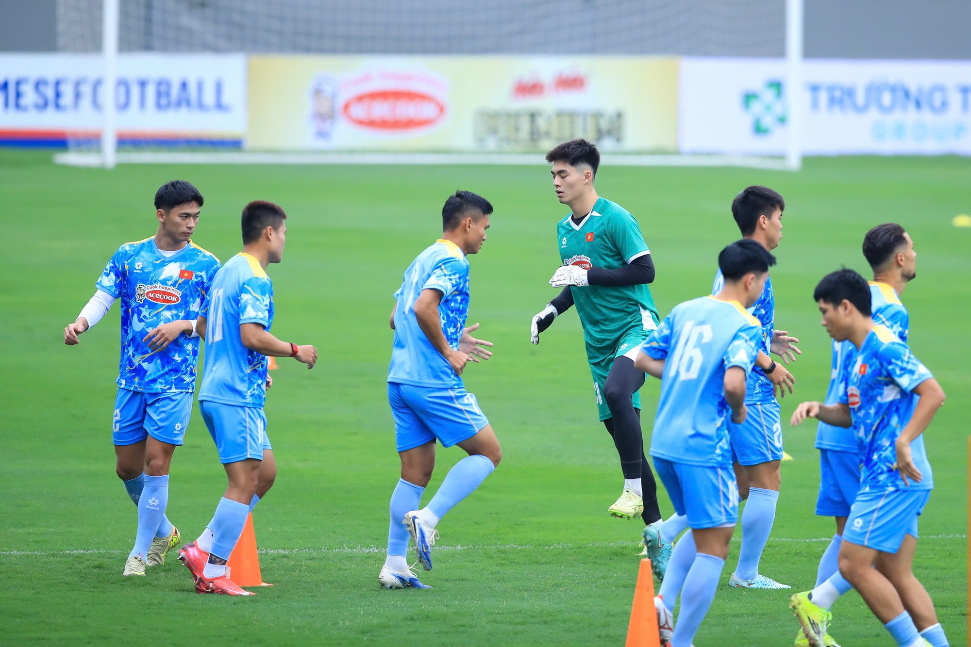 Visual s&aacute;ng bừng của thủ m&ocirc;n 1m91 Trung Ki&ecirc;n ở đội tuyển Việt Nam- Ảnh 2.