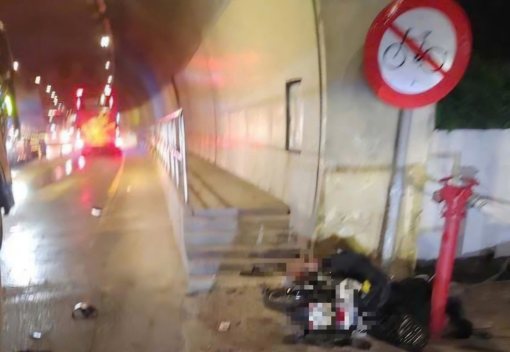 T&ocirc;ng v&agrave;o lan can cửa hầm đường bộ tr&ecirc;n quốc lộ ở Huế, 2 người đi xe m&aacute;y tử nạn- Ảnh 1.