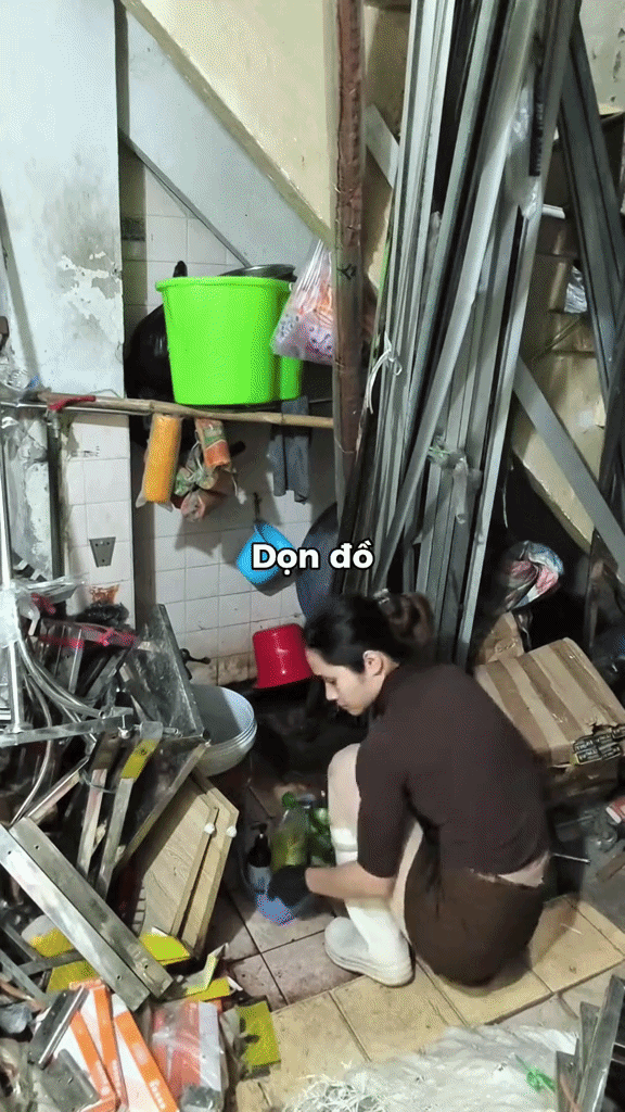 Cảnh n&agrave;ng d&acirc;u cải tạo nh&agrave; vệ sinh trong nh&agrave; phố cổ H&agrave; Nội h&uacute;t gần 1 triệu lượt xem- Ảnh 1.