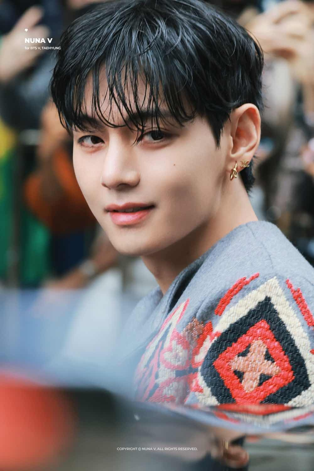 C&oacute; l&agrave; th&agrave;nh vi&ecirc;n đẹp nhất BTS th&igrave; cũng lộ khoảnh khắc mặc quần đ&ugrave;i với &aacute;o vest tr&ecirc;n s&oacute;ng livestream- Ảnh 4.