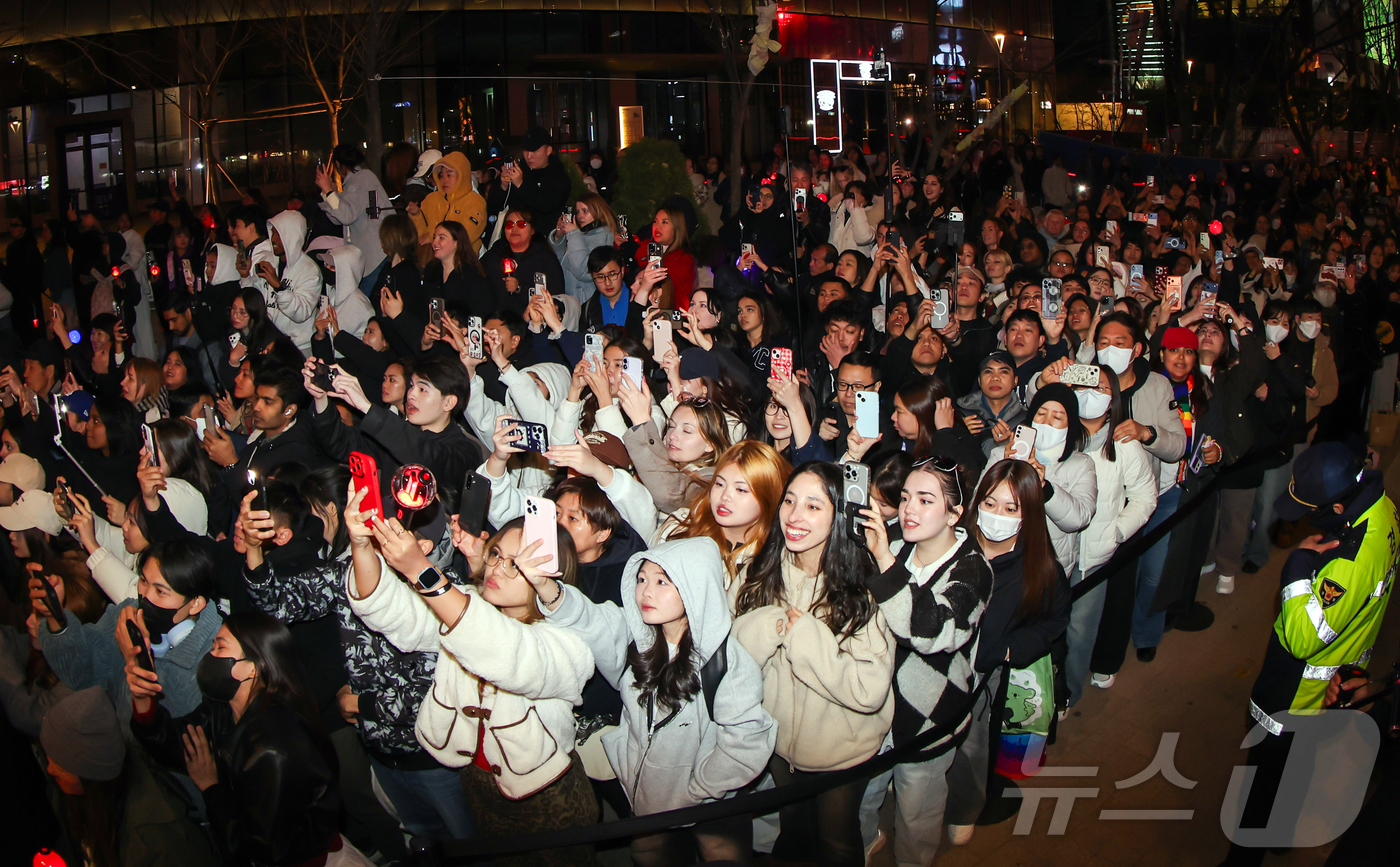 Netizen n&oacute;i g&igrave; về concert miễn ph&iacute; 42.000 người của BTS: &ldquo;Cho&aacute;ng ngợp v&agrave; hạnh ph&uacute;c&rdquo; l&agrave; chưa đủ!- Ảnh 4.