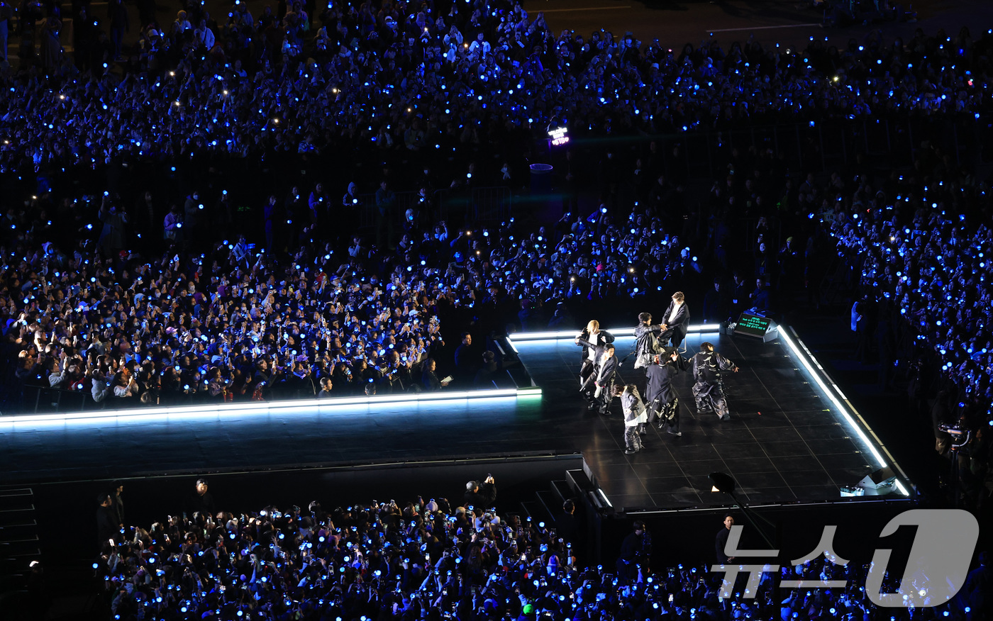 Netizen n&oacute;i g&igrave; về concert miễn ph&iacute; 42.000 người của BTS: &ldquo;Cho&aacute;ng ngợp v&agrave; hạnh ph&uacute;c&rdquo; l&agrave; chưa đủ!- Ảnh 2.