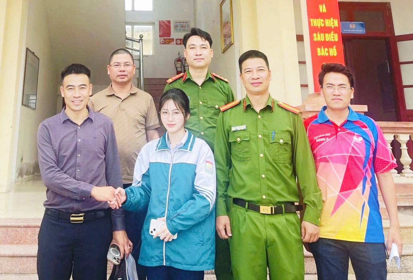 Tài khoản của nữ sinh SN 2010 nhận 500 triệu đồng, diễn biến sau đó càng bất ngờ- Ảnh 1. Tài khoản của nữ sinh SN 2010 nhận 500 triệu đồng, diễn biến sau đó càng bất ngờ- Ảnh 1.