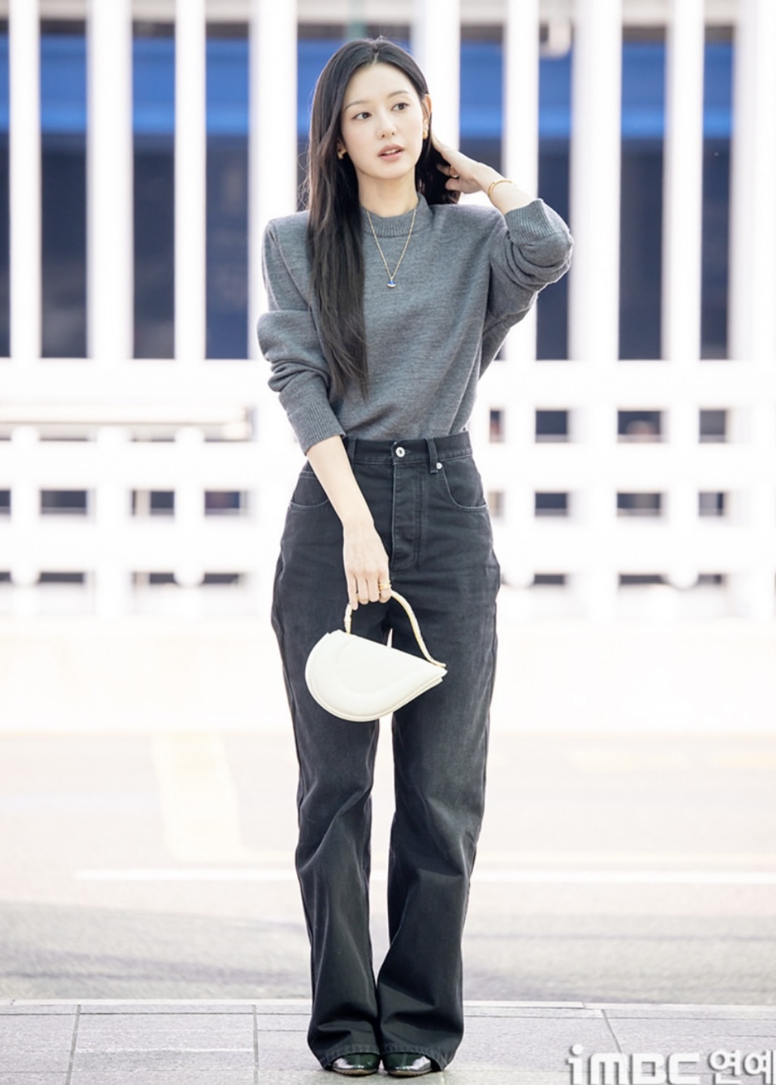 Kim Ji Won ra s&acirc;n bay th&ocirc;i cũng to&aacute;t ra &ldquo;đầy m&ugrave;i tiền&rdquo;- Ảnh 1.