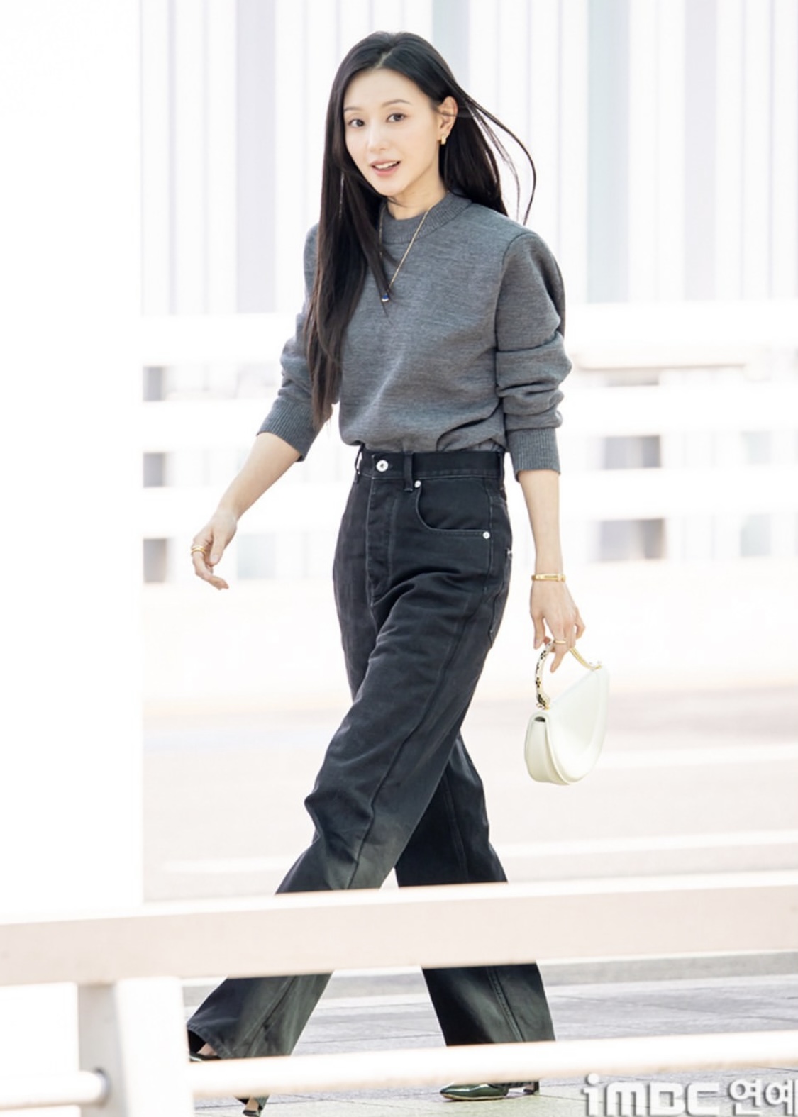 Kim Ji Won ra s&acirc;n bay th&ocirc;i cũng to&aacute;t ra &ldquo;đầy m&ugrave;i tiền&rdquo;- Ảnh 2.