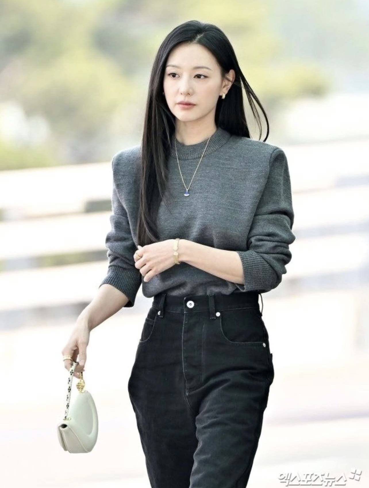 Kim Ji Won ra s&acirc;n bay th&ocirc;i cũng to&aacute;t ra &ldquo;đầy m&ugrave;i tiền&rdquo;- Ảnh 3.