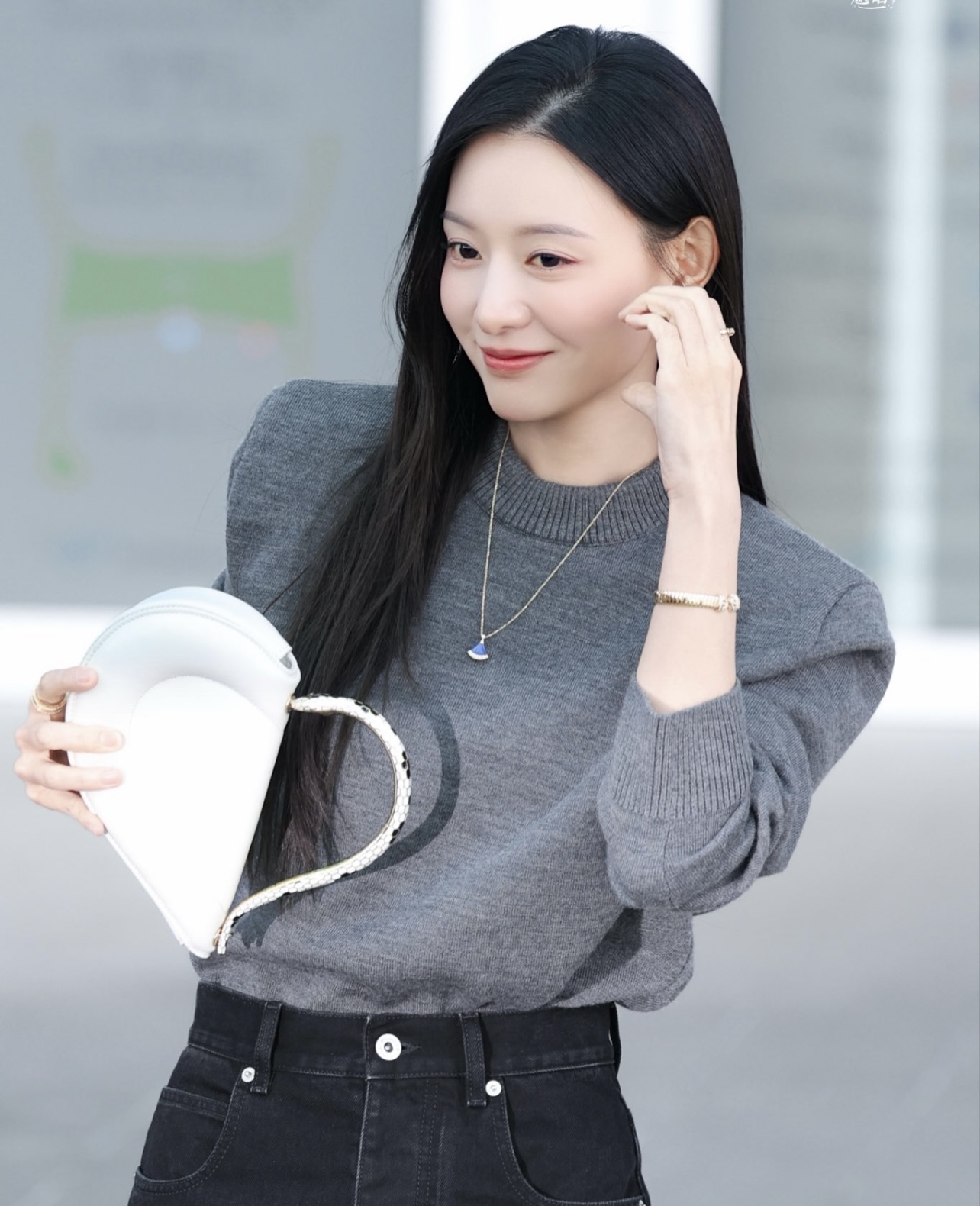 Kim Ji Won ra s&acirc;n bay th&ocirc;i cũng to&aacute;t ra &ldquo;đầy m&ugrave;i tiền&rdquo;- Ảnh 4.