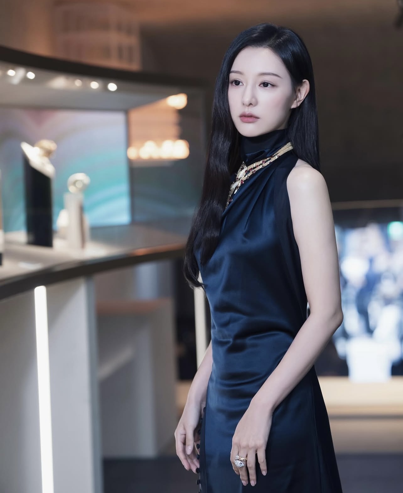 Kim Ji Won ra s&acirc;n bay th&ocirc;i cũng to&aacute;t ra &ldquo;đầy m&ugrave;i tiền&rdquo;- Ảnh 9.