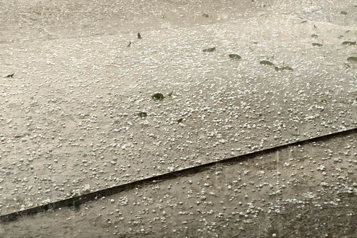 Mưa đ&aacute;, gi&ocirc;ng lốc xuất hiện ở Sơn La, Ph&uacute; Thọ- Ảnh 1.